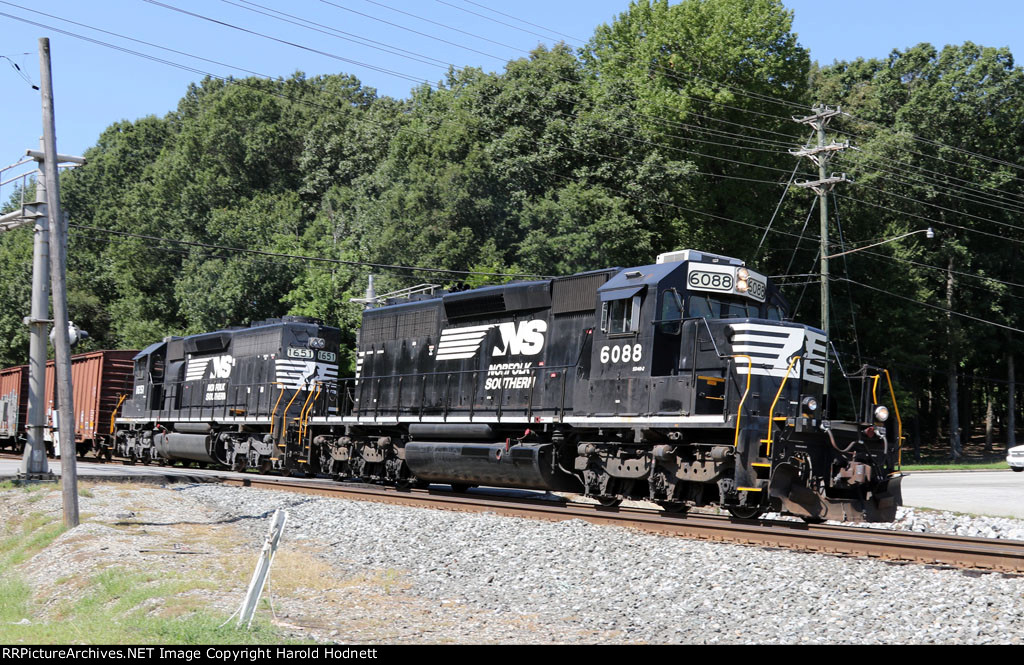 NS 6088 & 1651 lead train P94 across Hilltop Road